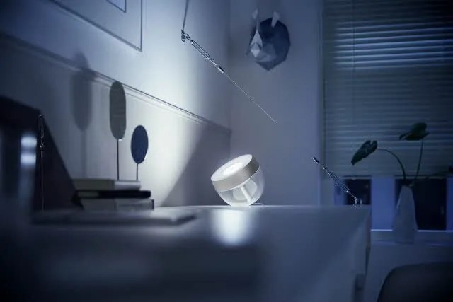 PHILIPS HUE Stolná múdra LED lampa HUE IRIS s funkciou RGB, 8,1 W, teplá biela-studená biela, strieborná