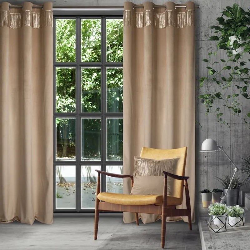 Dekorstudio Luxusný zamatový záves so strapcami v béžovej farbe