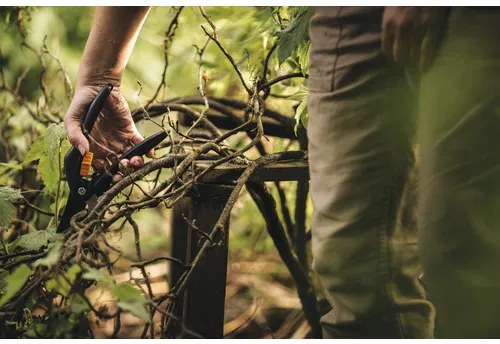 Záhradnícke nožnice Fiskars SingleStep dvojčepeľové P26