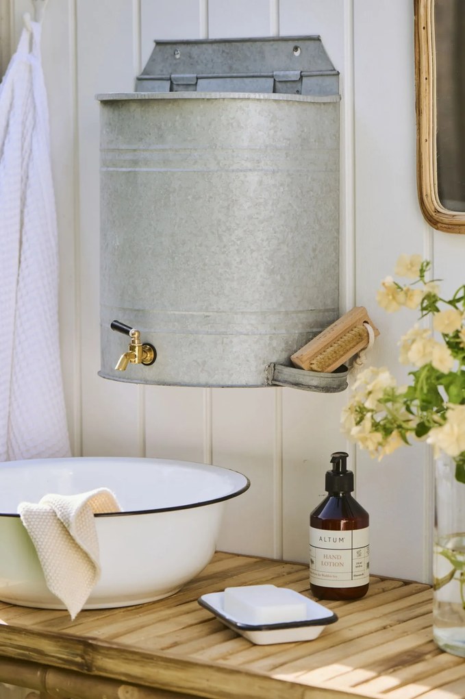 Ib Laursen Nástenná nádrž na vodu s kohútikom a mydelničkou Rustic 10,5 l