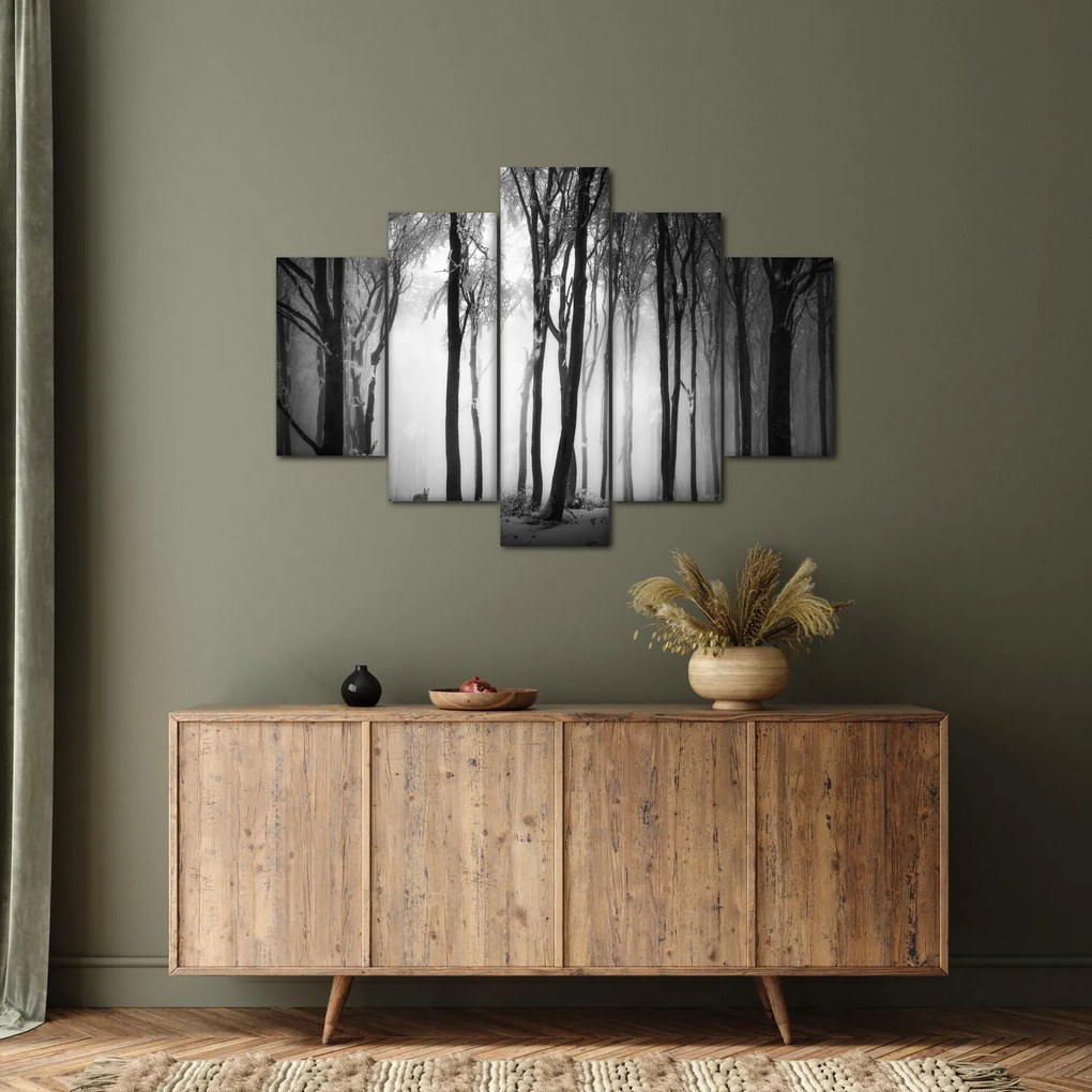 Obraz - Vlk v temnom lese (150x105 cm)