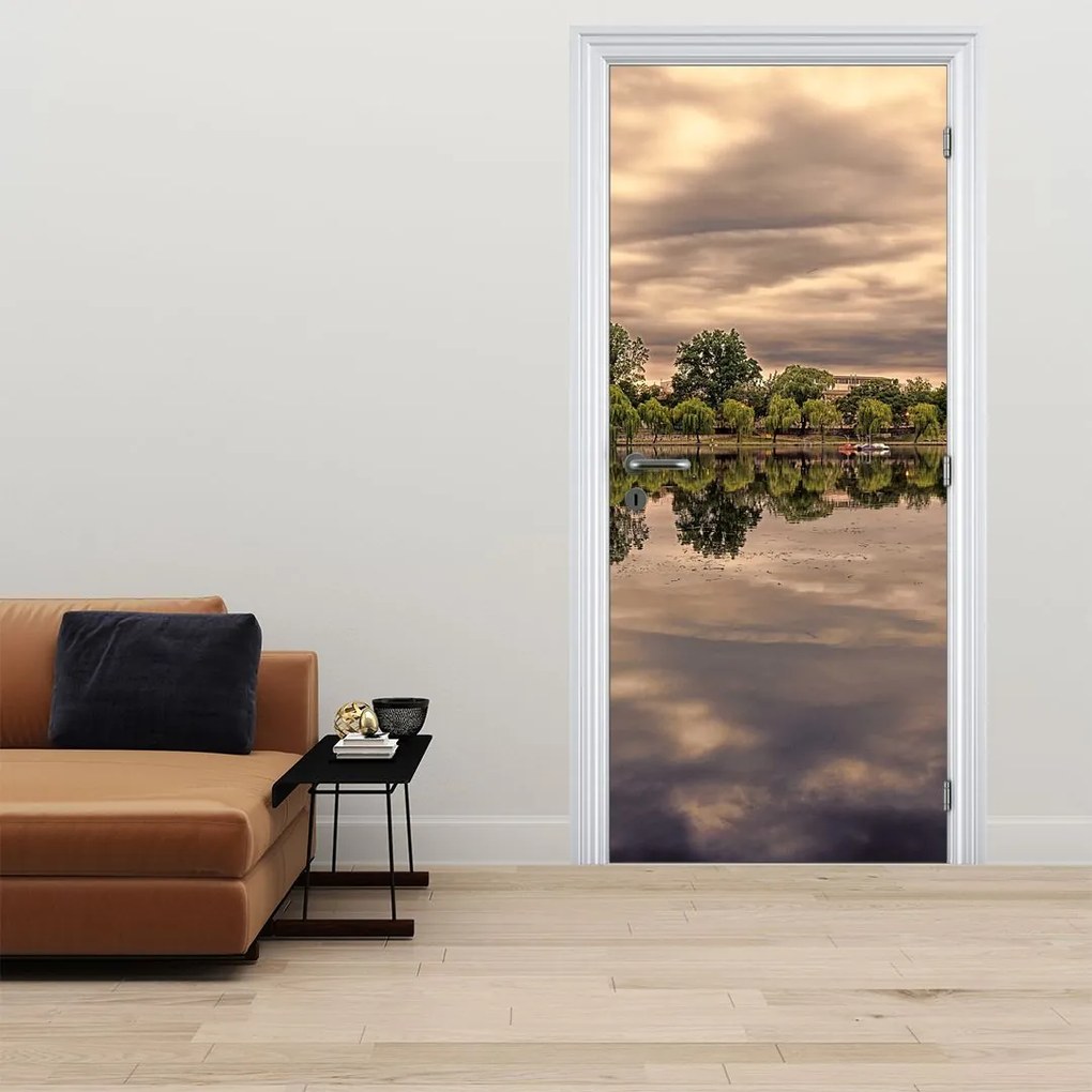 Fototapeta na dvere - Jazero a stromy (95x205cm)