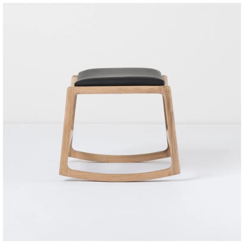 Podnožka s konštrukciou z masívneho dubového dreva s čiernym koženým detailom Gazzda Dedo