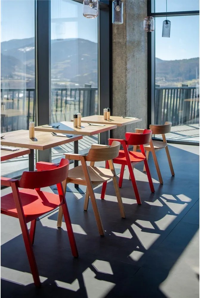 Červená jedálenská stolička s podrúčkami z dubového dreva Flip – Gazzda