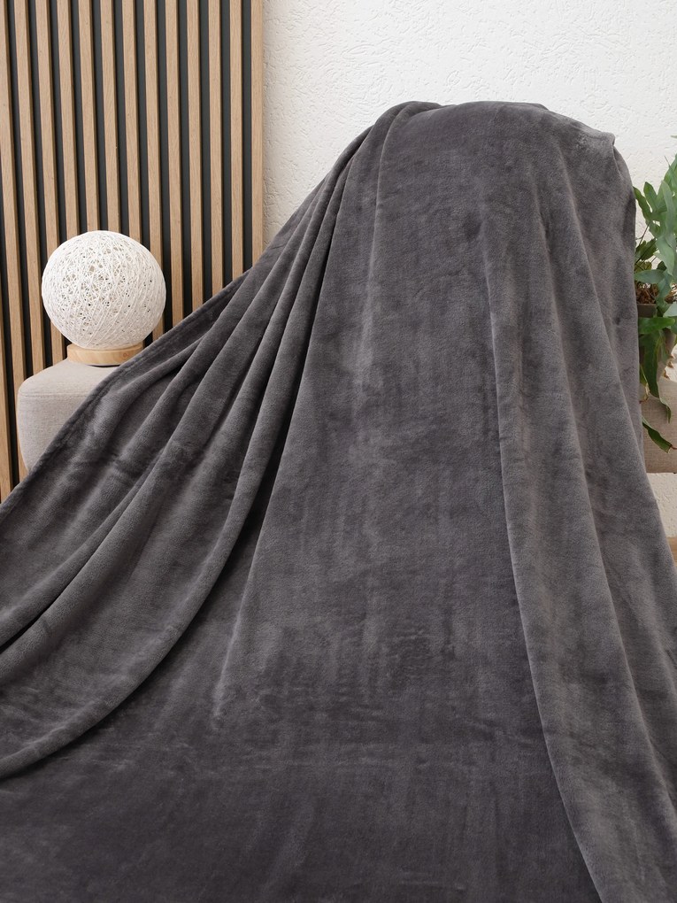 Deka mikroplyš Exclusive 150 × 200 cm – Laura tmavo sivá