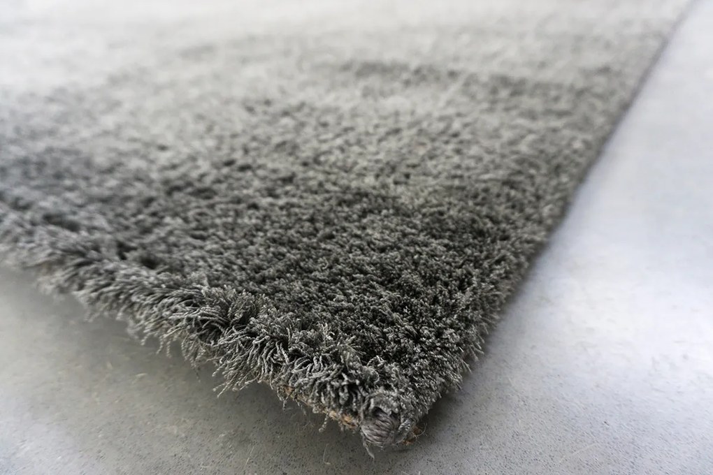 Koberec Microsofty 8301 Dark Grey – sivý shaggy obdĺžnik Rozmer: 80x150 cm