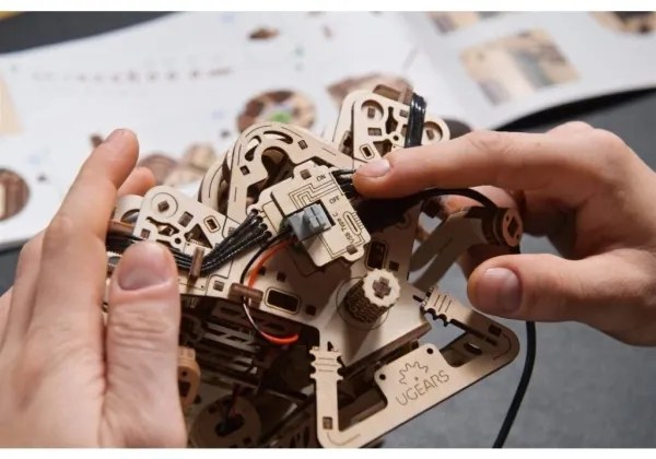 Ugears - 3D drevené mechanické puzzle Motor V8