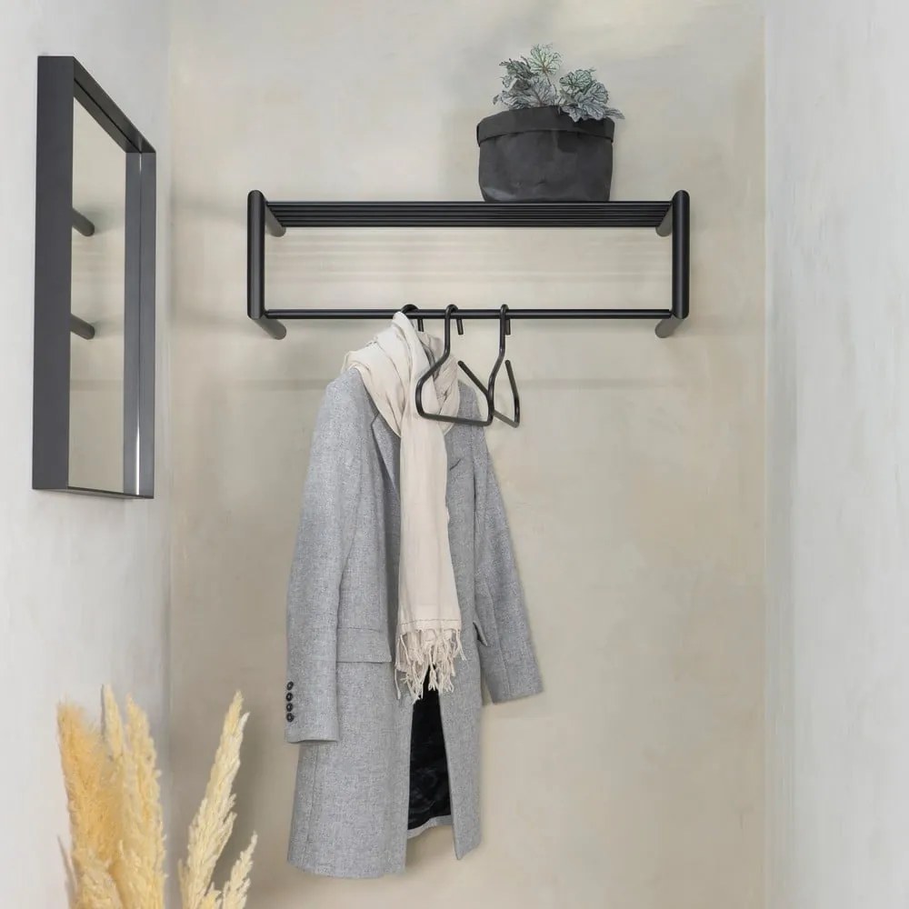 Čierny kovový nástenný vešiak s poličkou Smooth – Spinder Design