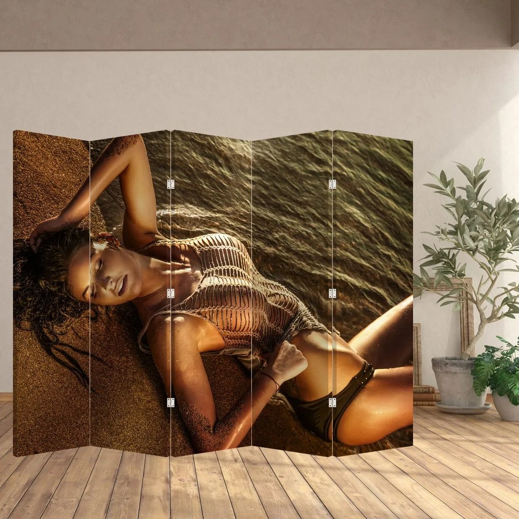 Paraván - Žena ležiaci na pláži (210x170 cm)