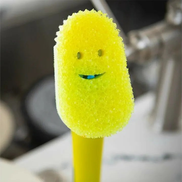 Scrub Daddy Dish Daddy hubka na umývanie riadu, s rukoväťou a dávkovačom saponátu