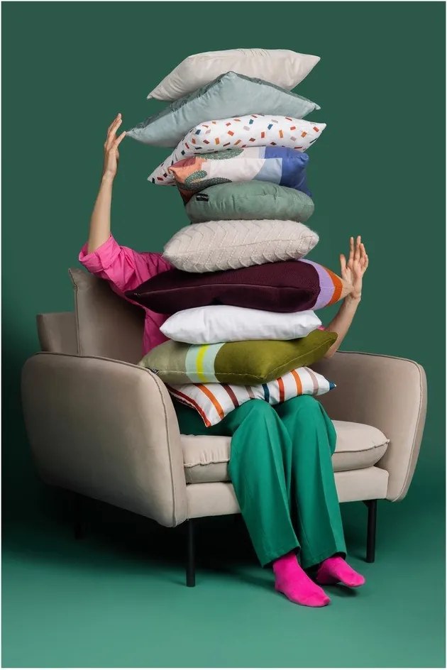 Béžové zamatové kreslo Cosmopolitan Design Vienna