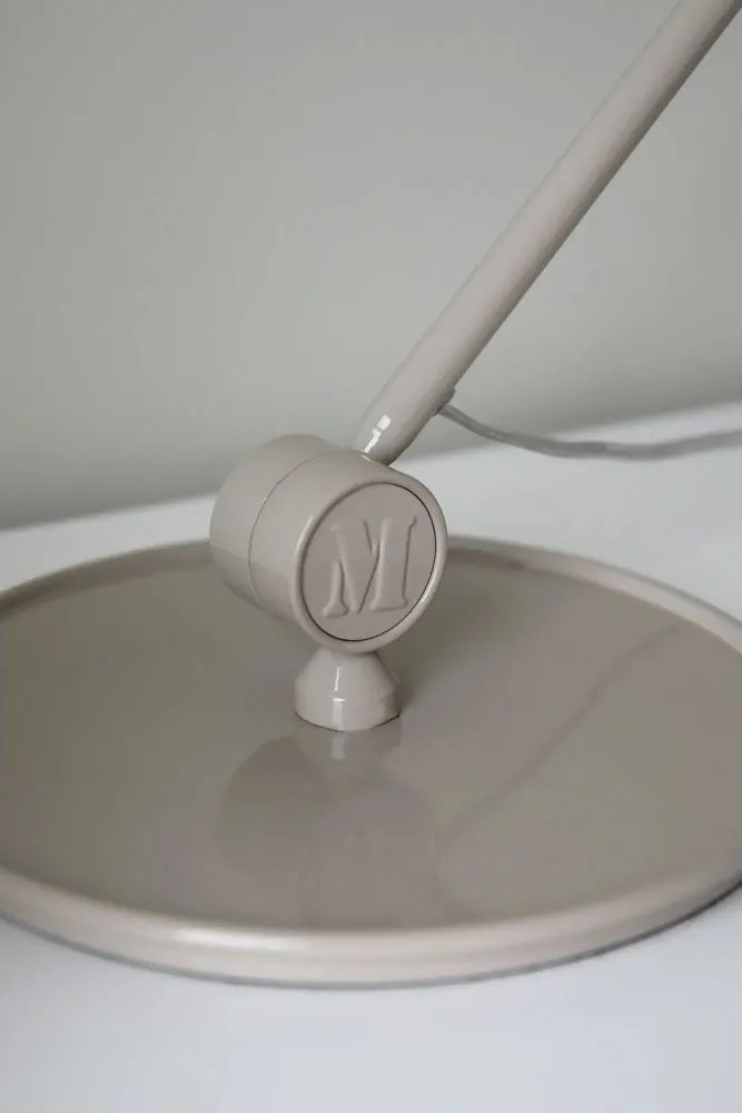 Sivobéžová stolová lampa s kovovým tienidlom (výška 47 cm) Tilt – Markslöjd