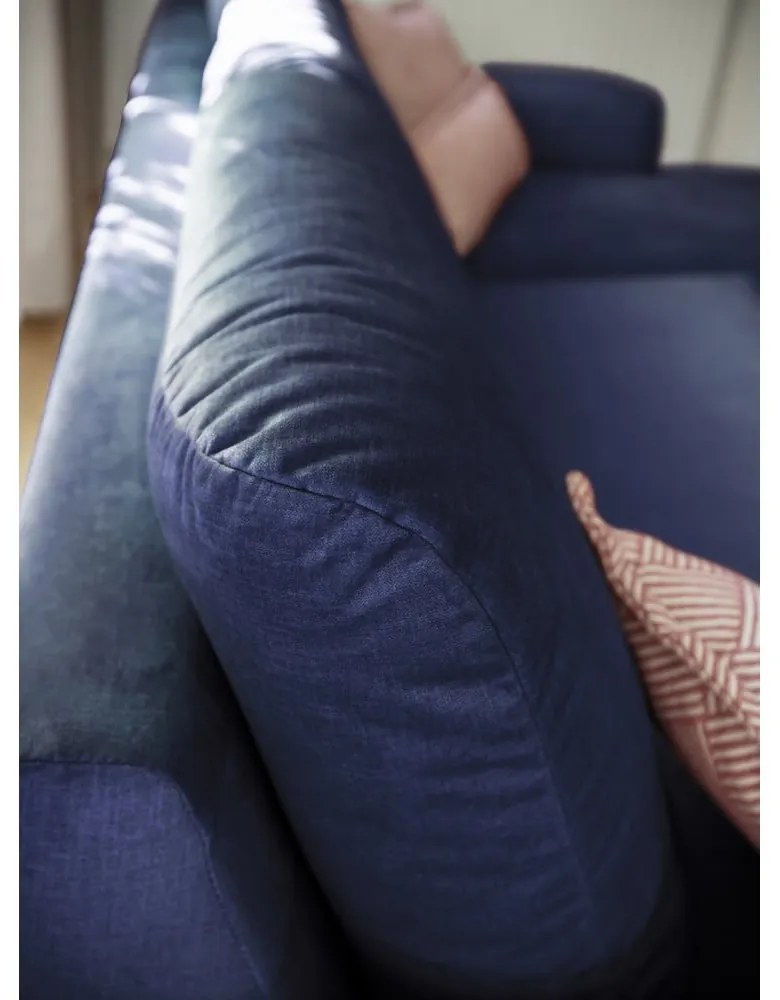 Námornícky modrá zamatová rohová pohovka s podnožkou Miuform Cosy Claire, pravý roh