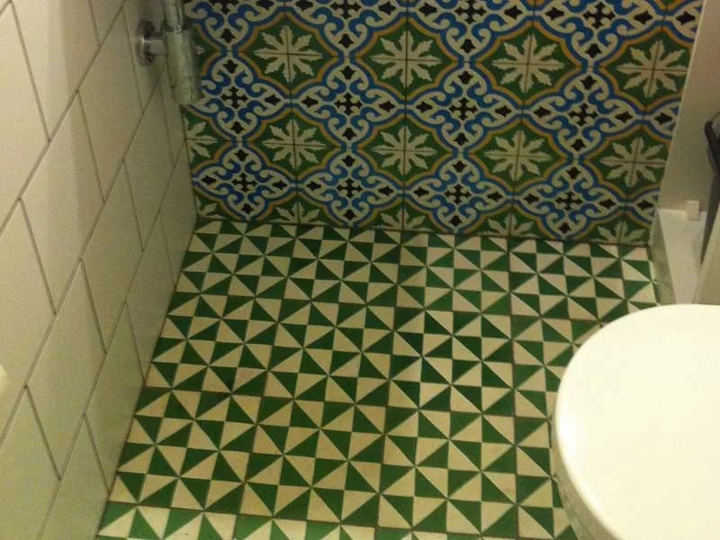 Cementové dlaždice s trojuholníkovým motívom v zelenej a bielej farbe - Ref. 241 | Articima