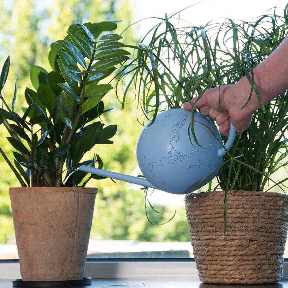 Modrá kanva na zalievanie Esschert Design Globus, 1,5 l