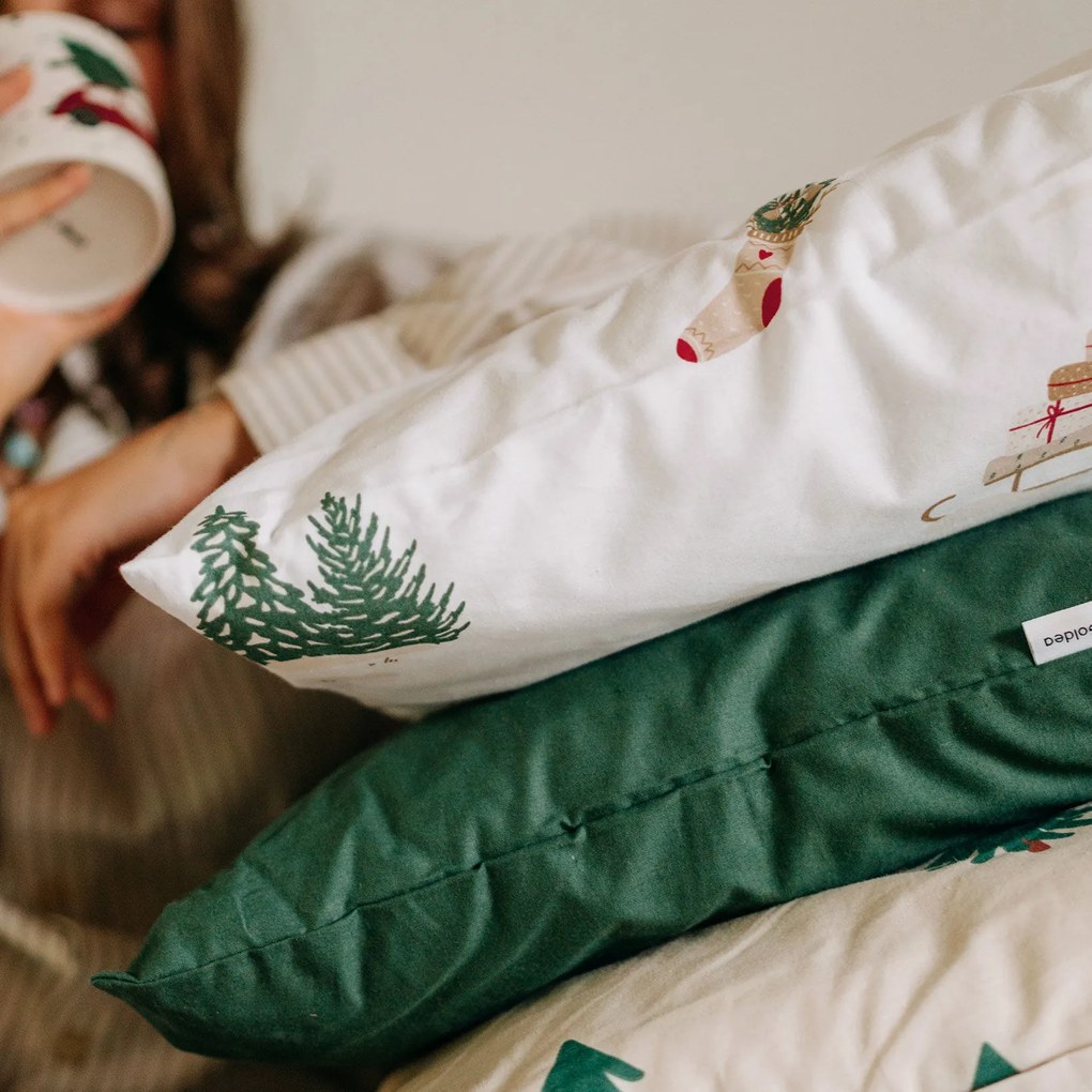 Goldea vianočná bavlnená obliečka na vankúš - tradičné vianoce 45 x 45 cm