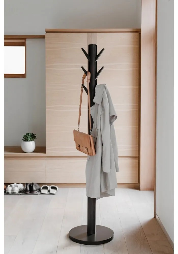 Čierny prírodný vešiak z kaučukového dreva Flapper - Umbra