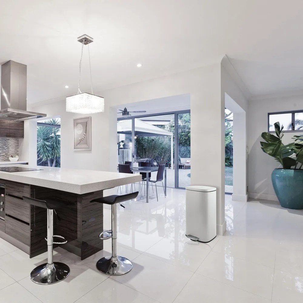 Matne biely nášľapný oceľový odpadkový kôš 50 l Akira – Spirella