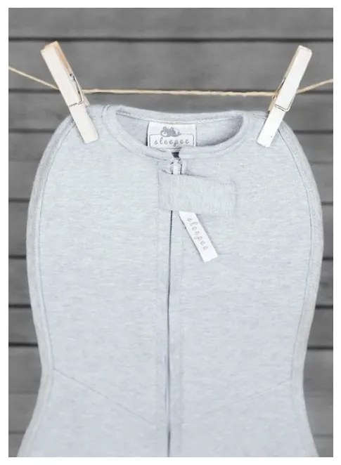 Zavinovačka Sleepee First Step Swaddle s čiapočkou zadarmo svetlosivá