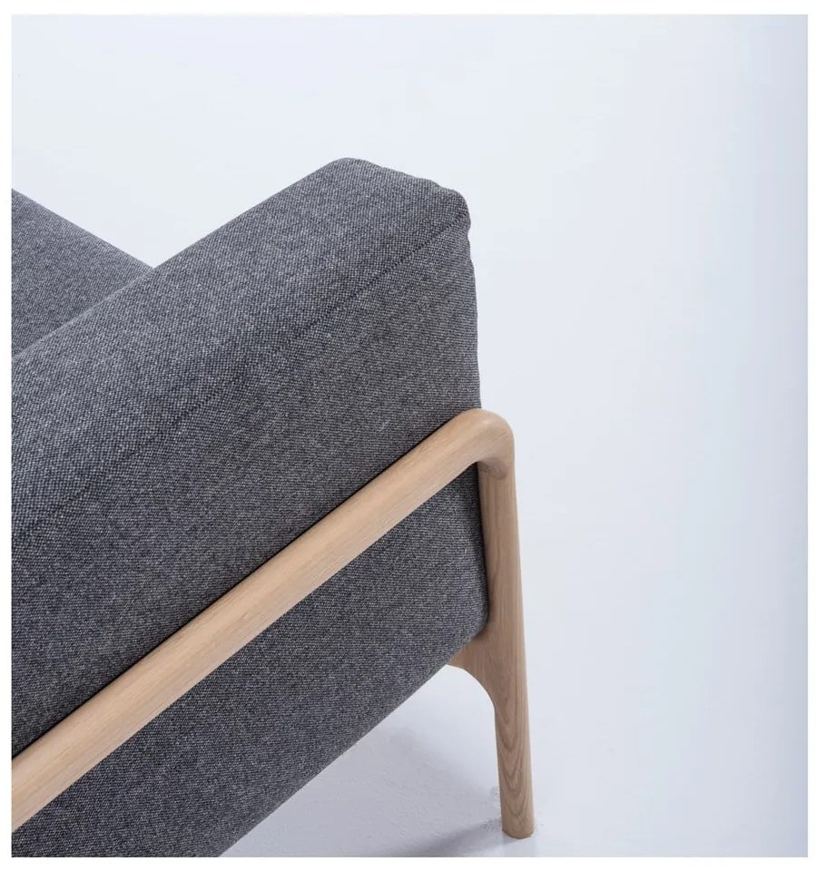 Tmavosivá pohovka s konštrukciou z dubového dreva Gazzda Fawn, 240 cm