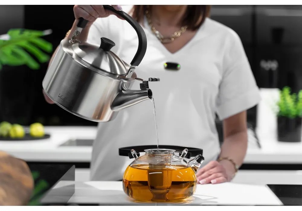 Matná antikoro varná kanvica s piestom Vialli Design Diamante, 1,5 l