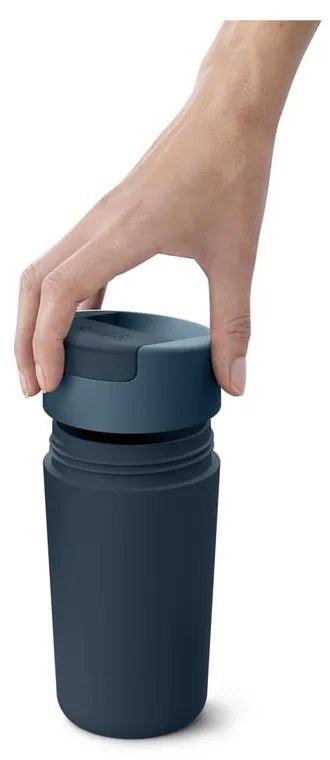 Tmavomodro-antracitový cestovný hrnček 450 ml Sipp – Joseph Joseph