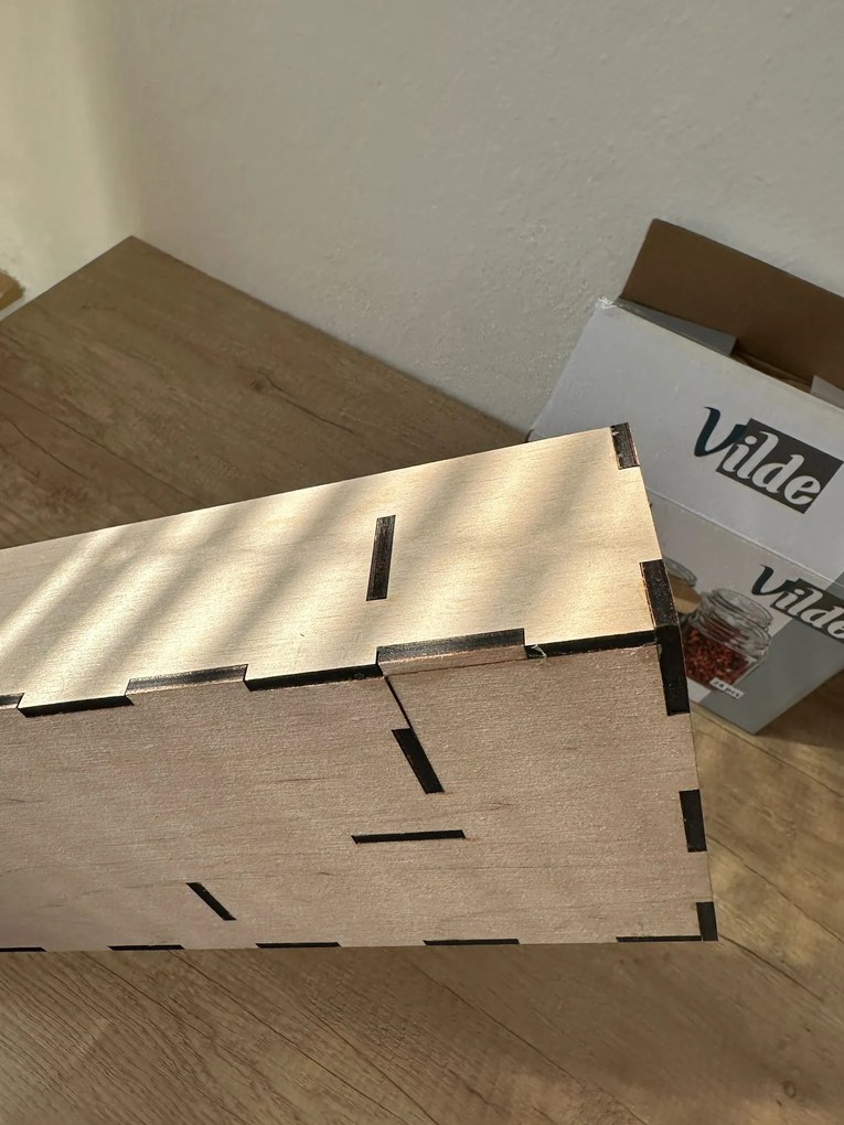 usporadejto.cz 2. akosť - Organizér na fólie/alobal, 4 priehradky do zásuvky, drevený VASKY 13 x 46 cm