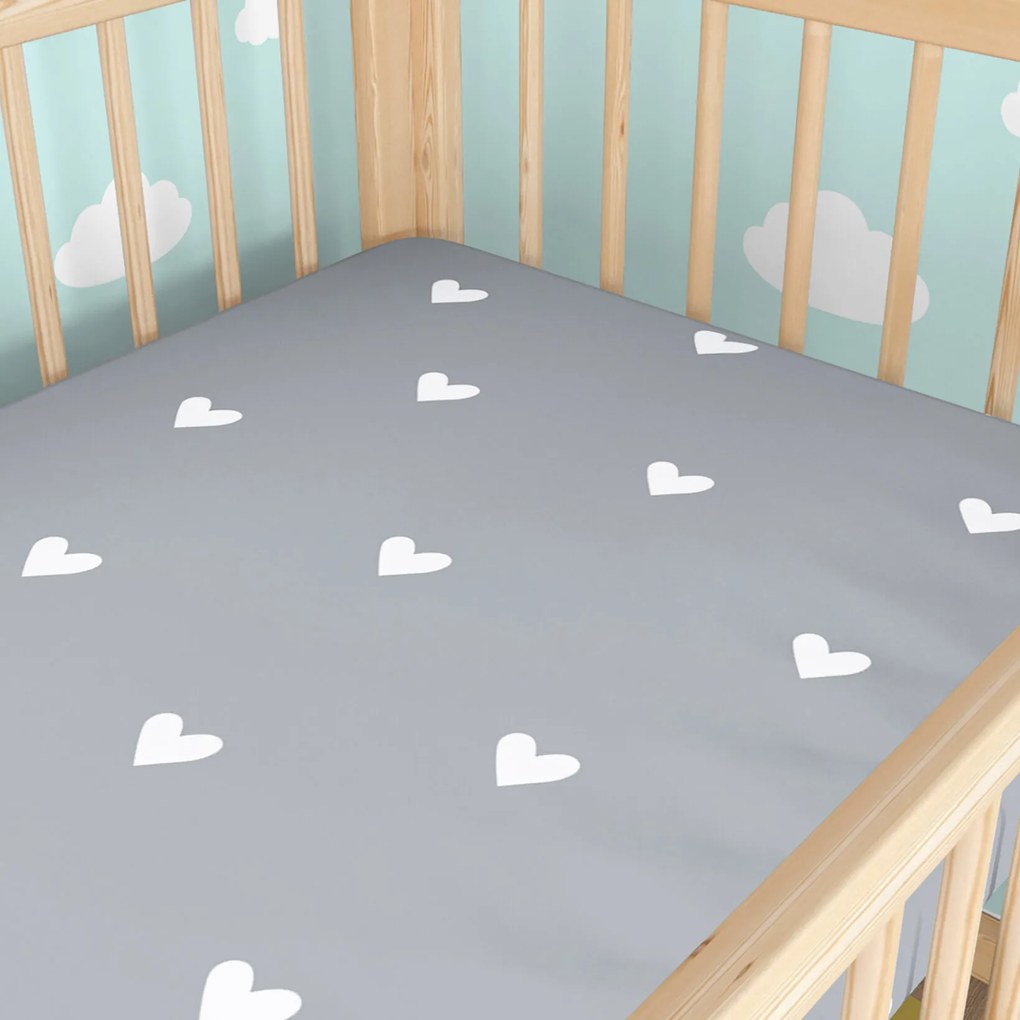 Goldea bavlnená napínacia plachta do detskej postieľky - srdiečka na sivom 60 x 120 cm