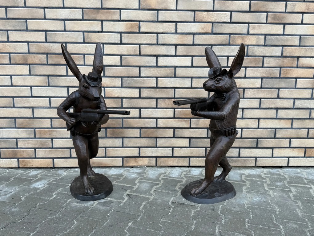 Zajace s tesnosťou – poľovnícka bronzová postava