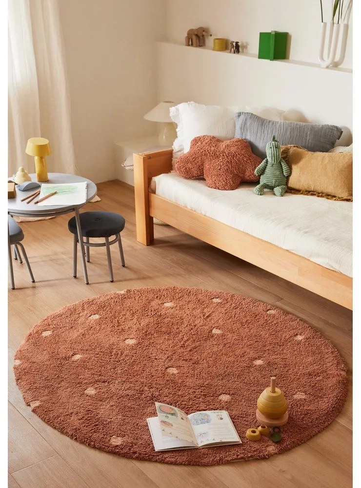 Prateľný ručne tkaný bavlnený detský koberec v tehlovej farbe ø140 cm Round Dot Chestnut – Lorena Canals