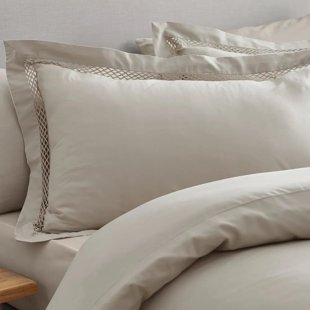 Svetlohnedé obliečky na dvojlôžko/predĺžené 230x220 cm Classic Lattice Lace – Catherine Lansfield