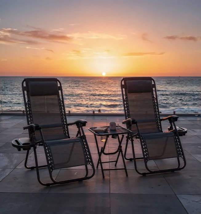 Set 2 polohovateľných záhradných lehátok so stolíkom - sivý