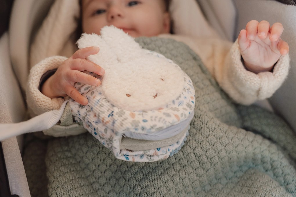 Závesná textilná knižka králiček Miffy Lucky Leaves