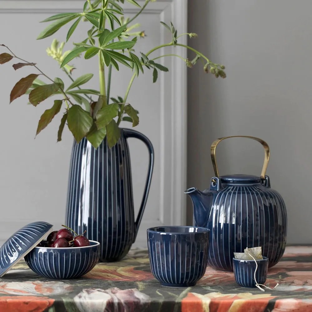 Tmavomodrá porcelánová čajová kanvica Kähler Design Hammershoi, 1,2 l