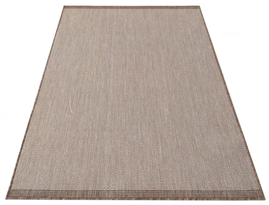 Jednoduchý a praktický hladký koberec hnedej farby