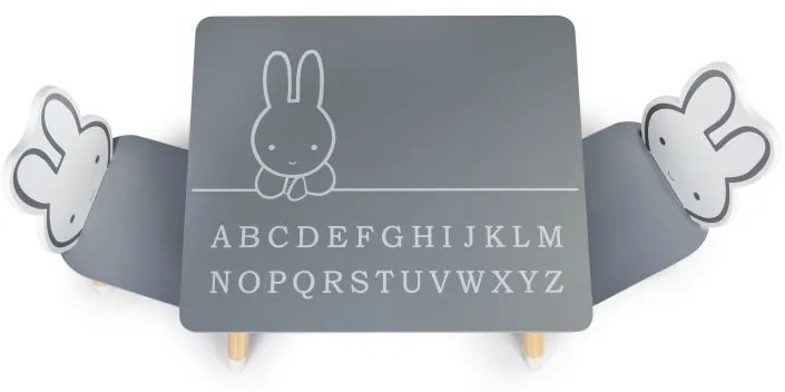 Roztomilý detský stolík s dvomi stoličkami zajačikmi