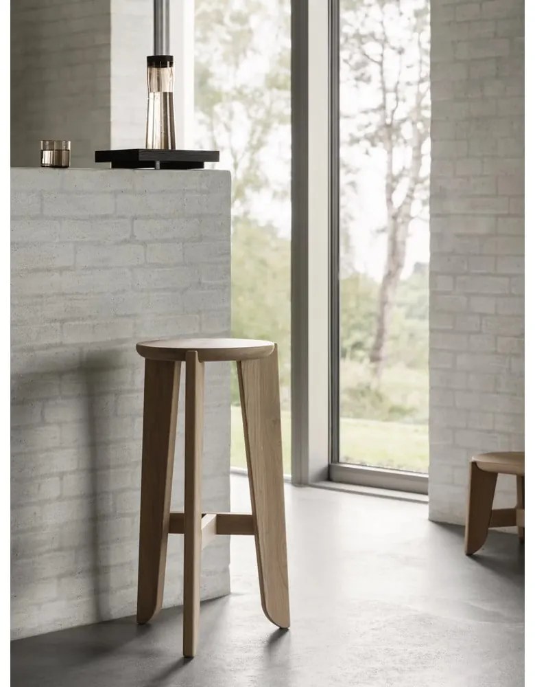 Barová stolička z dubového dreva v prírodnej farbe (výška sedadla 75 cm) Eli – Blomus