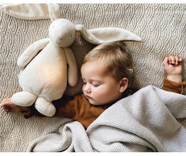 Moonie - Uspávadlo s melódiou a svetlom zajačik 2.0 organic cappuccino