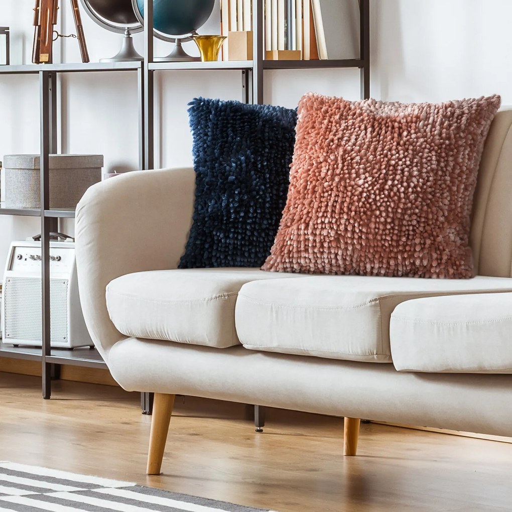 CHLPATÁ DEKORAČNÁ OBLIEČKA NA VANKÚŠ PILAR 45X45 CM KORALOVÁ