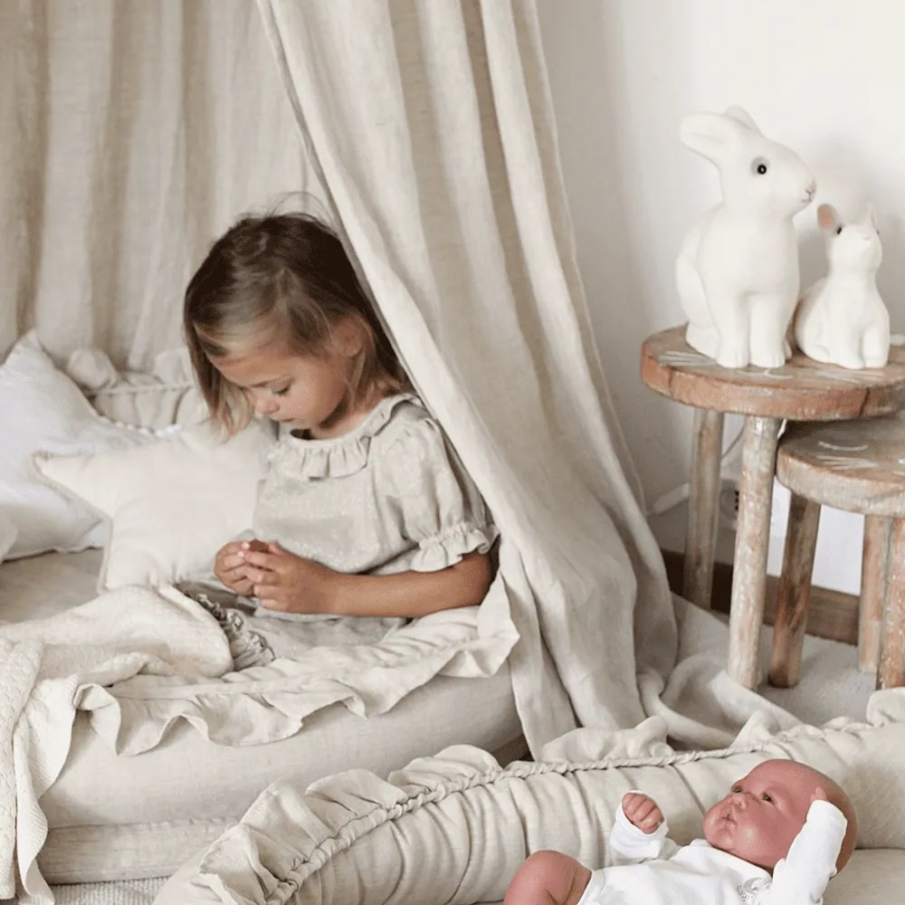 Ľanové hniezdo pre deti s volánom prírodné