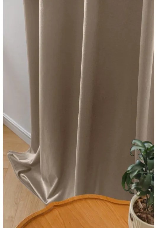 Svetlo béžový zatemňovací záves VELVET 140x250 cm Zavesenie: Kovové krúžky