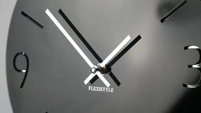 Nástenné čierne akrylové hodiny SLIM - lesklé 30cm