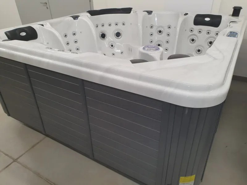 Akrylátová vírivka Ultimate - vystavený model mramorovo-biela so šedou bočnicou