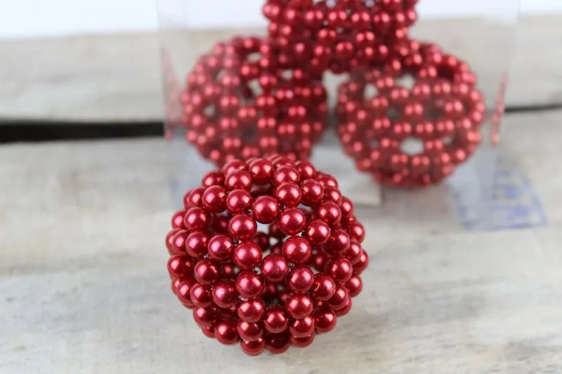 Červené dekoračné guľky z perál 4ks