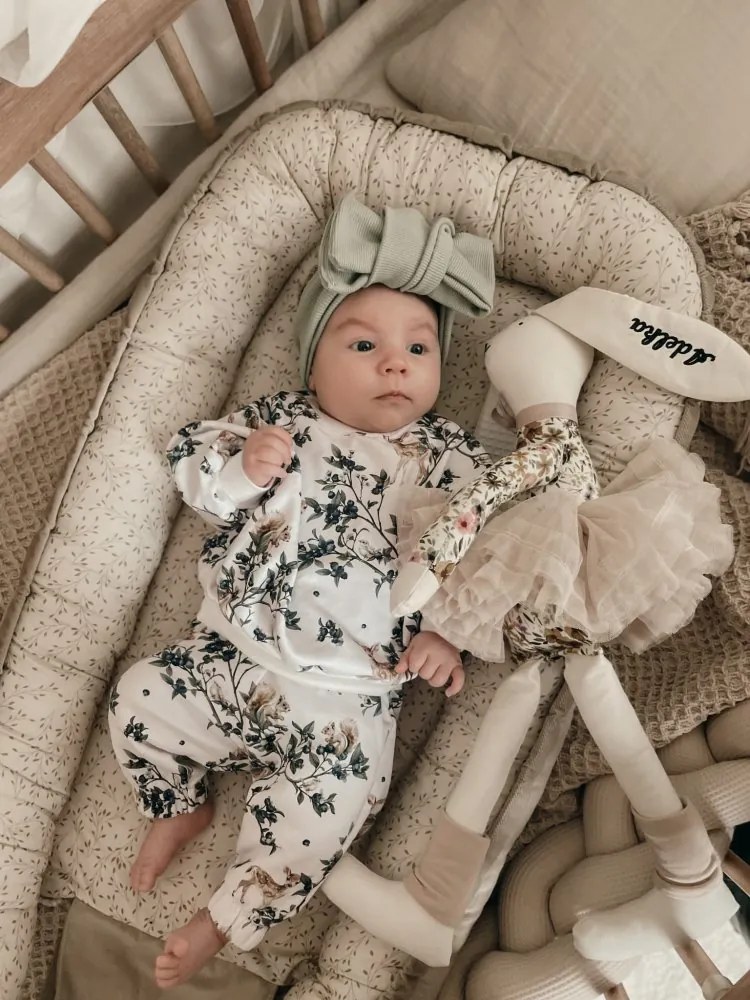 Plyšový zajačik jarné kvety v béžovej sukni s menom dieťaťa