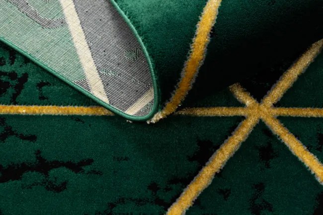 Koberec EMERALD exkluzívny 1020 glamour, styl marmur, trojuholníky fľaškovo zelený / zlatý