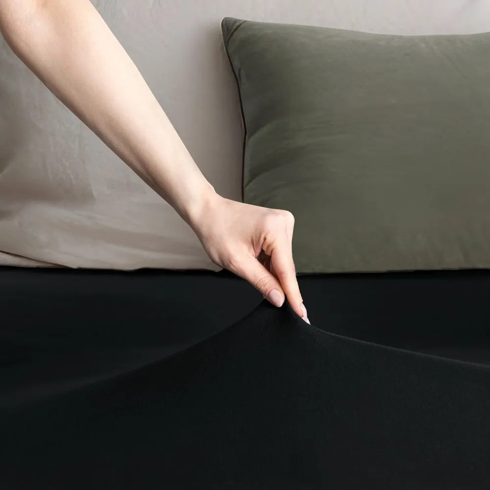 Čierna napínacia plachta jersey 220x200 cm Amber – Restilo
