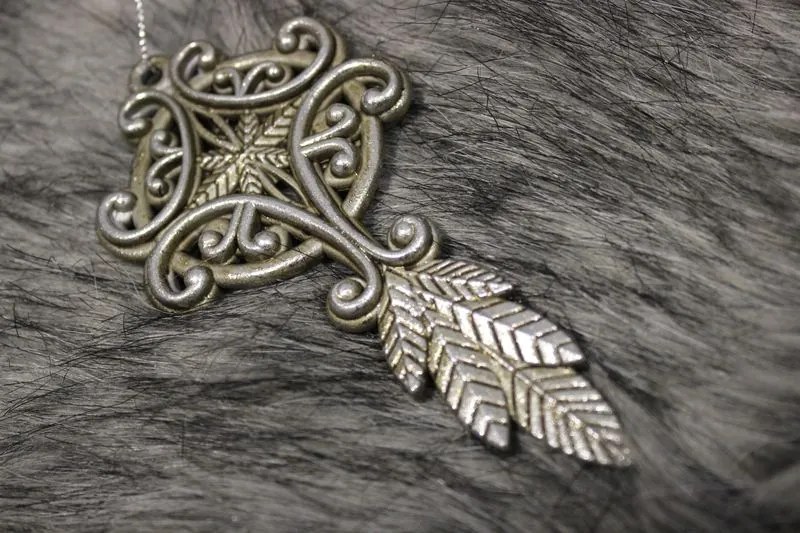 Starostrieborný závesný ornament s listom