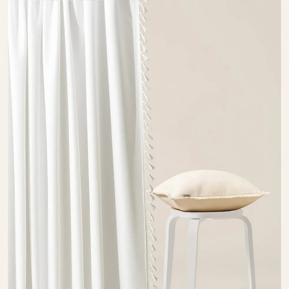 Biely záves Lara na riasiacu pásku so strapcami 140 x 280 cm