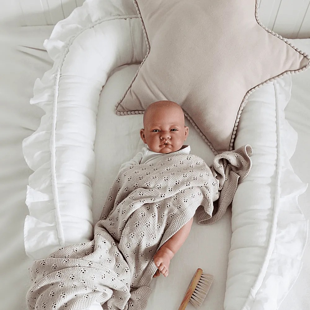 Ľanové hniezdo pre bábätko s volánom biela